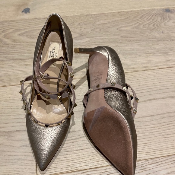 Valentino Gold Leather Rockstud Ankle Wrap Pointed Toe Pumps Size 39 - Picture 2 of 2